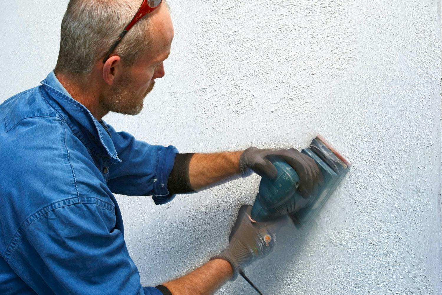 Fjerne strukturmaling Fjern strukturmaling, slib en pudset væg